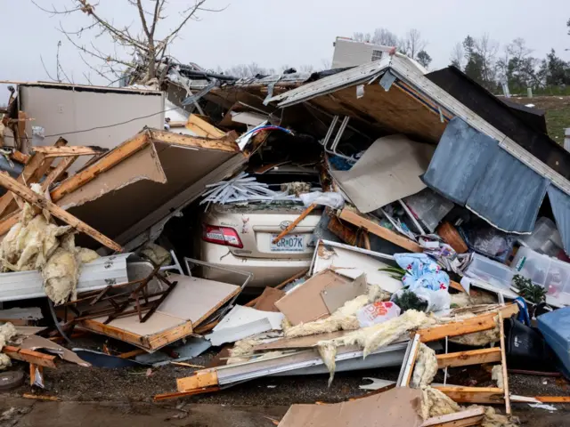 Tornado yang menerjang Poplar Bluff, Missouri, menghancurkan berbagai bangunan.