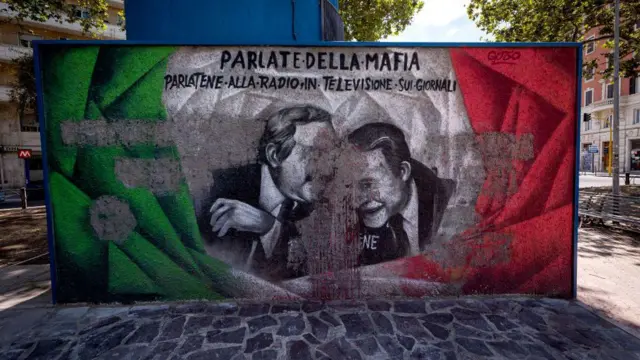 Mural yang didedikasikan untuk hakim Giovanni Falcone dan Paolo Borsellino dibunuh oleh mafia di Italia. 