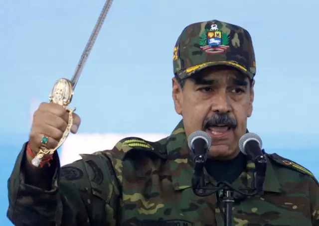 Nicolás Maduro segura uma espada