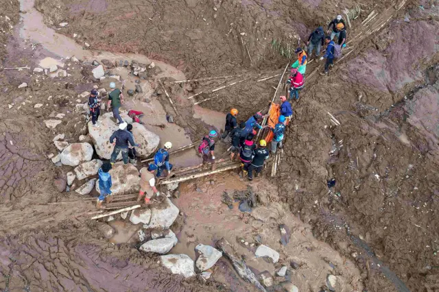 Foto udara tim SAR gabungan mengevakuasi korban bencana tanah longsor yang ditemukan di Desa Pasirlangu, Cisarua, Kabupaten Bandung Barat, Jawa Barat, Senin (26/1/2026). Berdasarkan data tim Disaster Victim Identification (DVI) Polda Jawa Barat hingga Senin (26/1) pukul 16.57 WIB, jumlah korban bencana tanah longsor yang berhasil ditemukan sebanyak 34 jenazah dan 20 diantaranya telah berhasil diidentifikasi. 