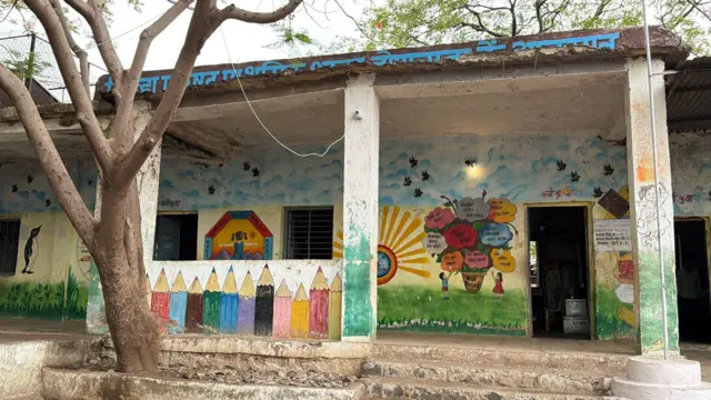 डोनवाडा गावातील धोकादायक स्थितीत असलेला शाळेच्या नावाचा स्लॅब गावकऱ्यांनी पाडला.