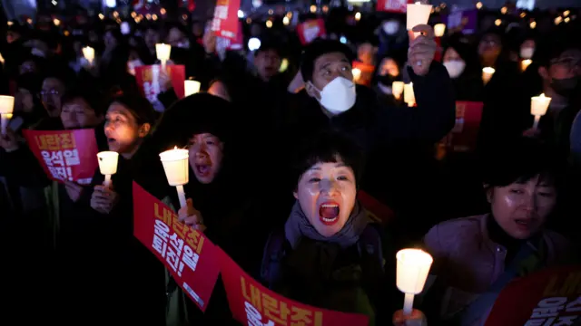 Banyak warga turun ke jalan di luar gedung parlemen pada Rabu (04/12) malam menuntut pengunduran diri atau pemakzulan Presiden Yoon. Protes massal merupakan peristiwa politik yang sering terjadi dan umum di negara ini.