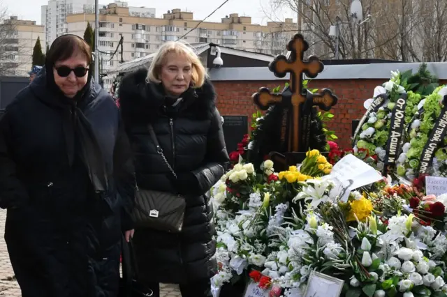 На похоронах Навального в Москве смогли быть только родители Алексея (мама Людмила Ивановна, слева) и Юлии (мама Алла Владимировна, справа). 