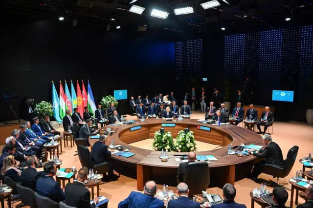 Gruzmob.com Ofisda jinsiy aloqa haqida video