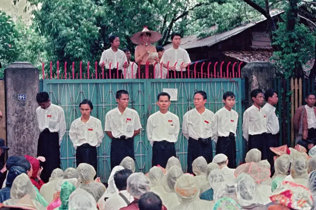 ခြံစည်းရိုးပေါ်က နိုင်ငံရေးတရားဟော တဲ့ ဒေါ်အောင်ဆန်းစုကြည်