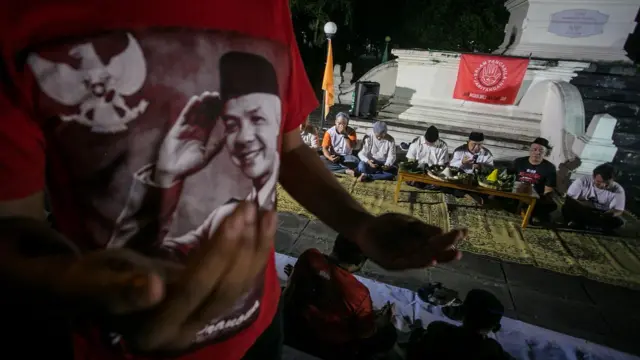 Sejumlah relawan Jaringan Militan Ganjar (Jaritangan) berdoa bersama saat menggelar acara Syukuran Pengumuman Pencalonan Calon Presiden PDI Perjuangan di Monumen Tugu Kebangkitan Nasional, Solo, Jawa Tengah, Jumat (21/4/2023).