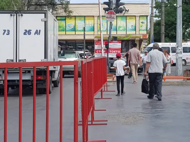 Базарда тамак ташып иштеп жаткан бала