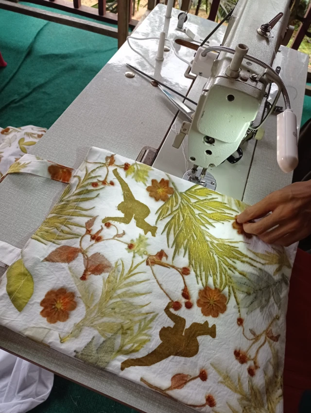 Kain ecoprint yang diproduksi Ambu Halimun