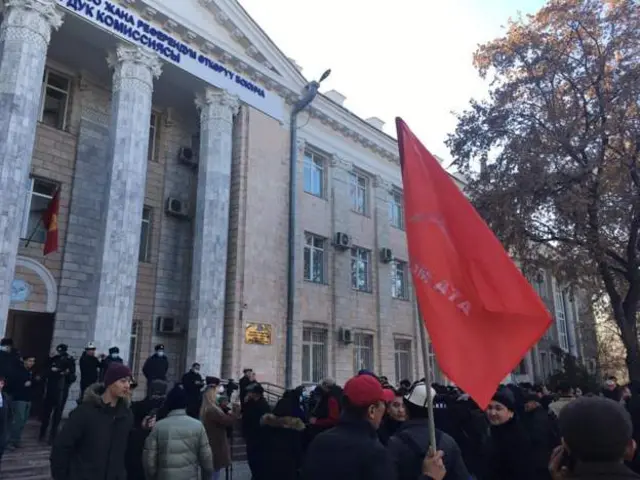 Шайлоонун алдын ала жыйынтыктарына күмөн санагандардын нааразылык акциясы