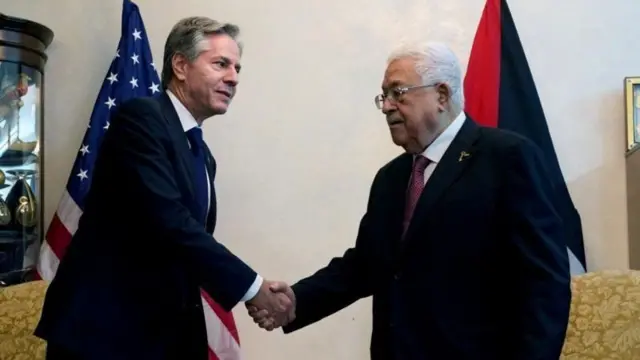 Mahmoud Abbas, (à droite sur la photo), avec le secrétaire d’État américain Antony Blinken
