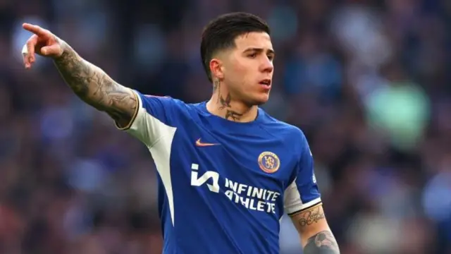 ኤንዞ ፈርናንደዝ ኣብ 2023 ካብ ቤንፊካ ብናይ ብሪጣንያ ክብረወሰን ብዝሓዘ ናይ107 ሚልዮን ፓውንድ ዝውውር ናብ ቸልሲ ተጸንቢሩ