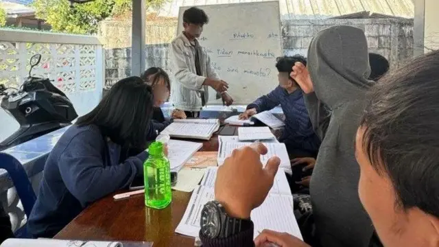 جماعة من التلاميذ في مكان تعليمي