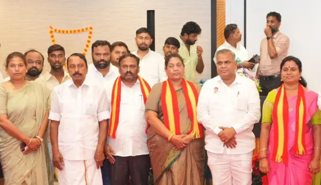 ராஜினாமா செய்த அதிமுக எம்எல்ஏக்களுடன் அமைச்சர்கள் செங்கோட்டையன், ஆனந்த்