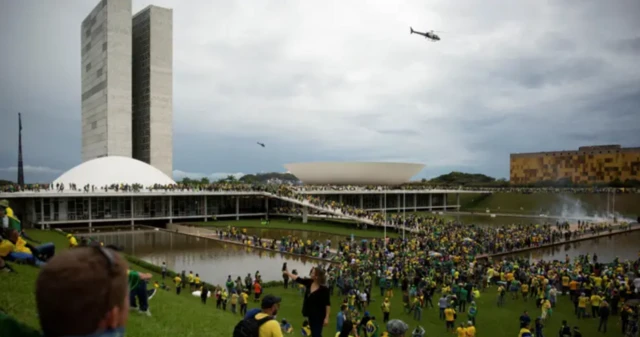 Manifestantes em Brasília vestem camisetas amarelas
