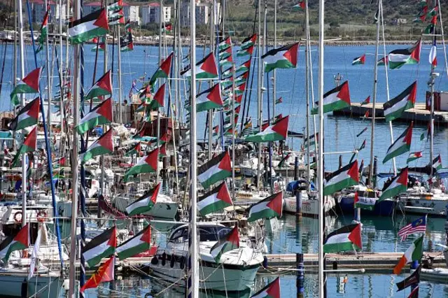 Filistin bayraklı onlarca tekne limanda. 