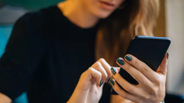 Девушка со смартфоном в руках
