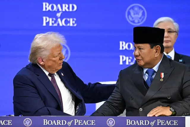Presiden AS Donald Trump (kiri) berjabat tangan dengan Presiden Indonesia Prabowo Subianto pada pertemuan "Dewan Perdamaian" selama pertemuan tahunan Forum Ekonomi Dunia (WEF) di Davos pada 22 Januari 2026. Presiden AS Donald Trump akan memamerkan "Dewan Perdamaian" barunya di Davos pada 22 Januari 2026, memperkuat klaimnya sebagai pembawa perdamaian sehari setelah menarik kembali ancamannya sendiri terhadap Greenland. Awalnya dimaksudkan untuk mengawasi pembangunan kembali Gaza setelah perang antara Hamas dan Israel, piagam dewan tersebut tidak membatasi perannya hanya pada Jalur Gaza, dan telah memicu kekhawatiran bahwa Trump ingin dewan tersebut menyaingi Perserikatan Bangsa-Bangsa.