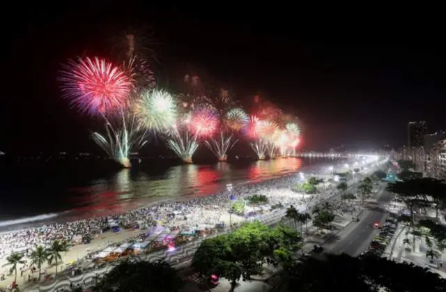 พลุไฟเหนือหาดโคปาคาบานาในนครริโอ เด จาเนโรของบราซิล