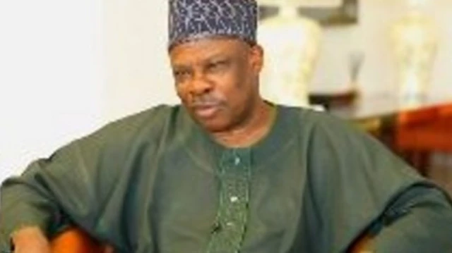 Sẹnatọ Ibikunle Amosun wọ asọ sokoto ati ẹwu alawọ eweko, o si de fila alawọ naa to se gogogro