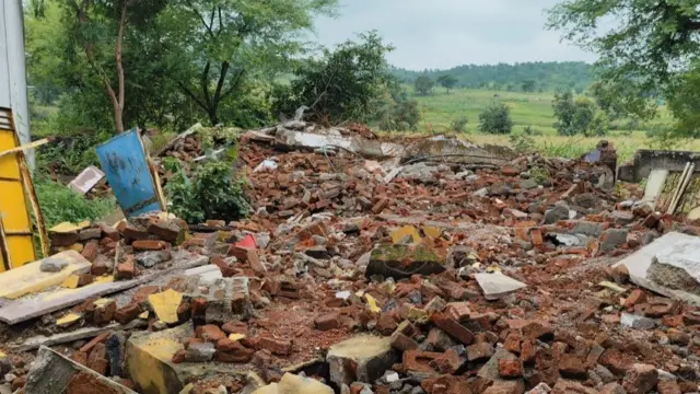 इमारत ढह गई