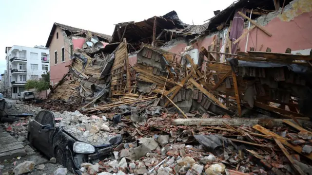 তুরস্ক এবং সিরিয়া জুড়ে এই ভূমিকম্প আঘাত এনেছে মোট তিনবার। প্রথমবার রিখটার স্কেলে ৭.৭ মাত্রার ভূমিকম্প রেকর্ড হয়।