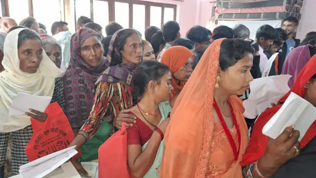 जिल्ला निर्वाचन कार्यालय, बाँकेले सुरु गरेको फोटोसहितको मतदाता नामावली सङ्कलन तथा अद्यावधिकमा आफ्नो फोटोसहितको मतदाता नामावलीमा नाम दर्ता गराउन जम्मा भएका महिलाहरू