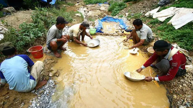 Ilustrasi. Foto yang menunjukkan para penambang tradisional sedang mencari batuan yang mengandung mineral emas.