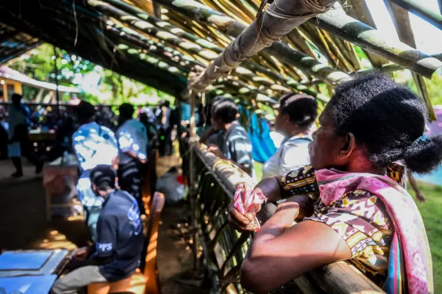 Ilustrasi warga menunggu giliran memberikan hak suaranya saat pilkada 2024 di Kabupaten Sorong Selatan, Papua Barat Daya, Rabu (27/11).