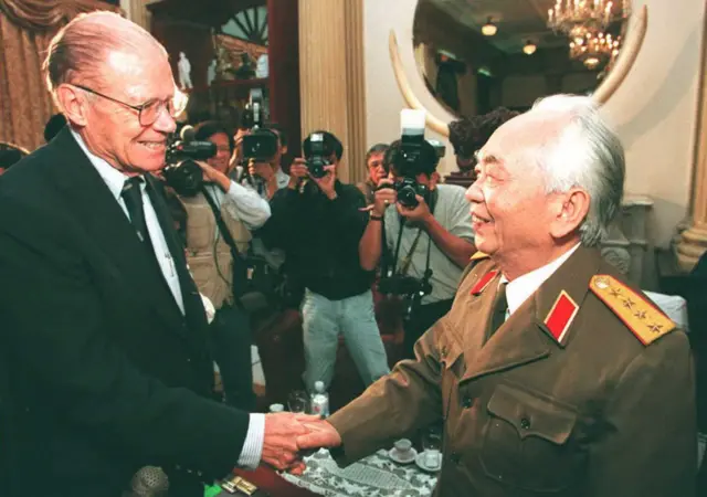 Đại tướng Võ Nguyên Giáp và cựu bộ trưởng Quốc phòng Mỹ Robert McNamara gặp mặt tại Hà Nội, ngày 9/11/1995 sau khi hai nước bình thường hóa quan hệ Đại tướng Võ Nguyên Giáp và cựu bộ trưởng Quốc phòng Mỹ Robert McNamara gặp mặt tại Hà Nội, ngày 9/11/1995 sau khi hai nước bình thường hóa quan hệ