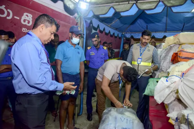 මත්ද්රව්ය අඩංගු උර පරික්ෂා කරන පොලිස් මත්ද්රව්ය කාර්යාංශයේ නිලධාරීන්