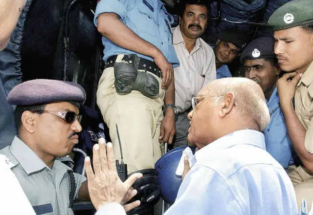 ২০০৪ সালে সরকারবিরোধী আন্দোলনের সময় একটি অবস্থান কর্মসূচি থেকে নেতাকর্মীদের গ্রেফতার করা হলে পুলিশের সাথে তর্কে করছেন তোফায়েল আহমেদ