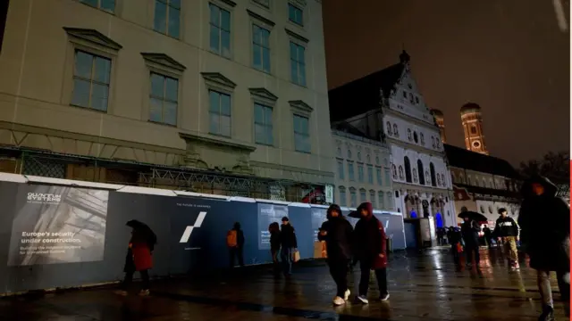 تحمل مجموعة من الصور الأنيقة بالأبيض والأسود شعار 