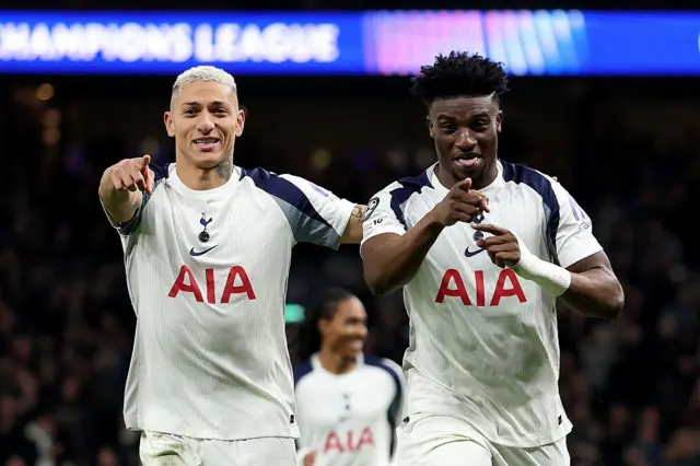 Mohammed Kudus na ƙungiyar Tottenham na muranar ƙwallon da ya zura tare da abokin wasan Richarlison
