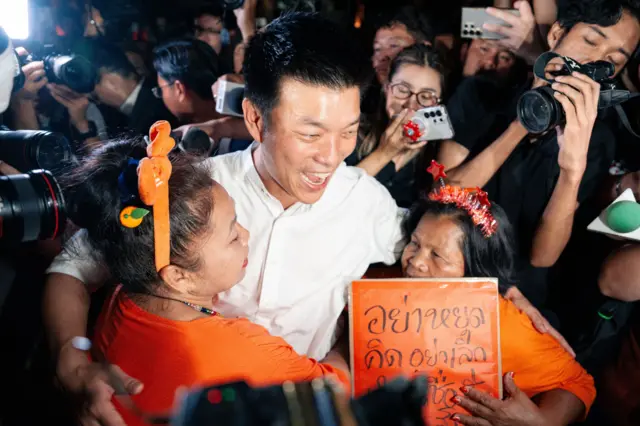 ภายหลังการแถลงยอมรับความพ่ายแพ้ในการเลือกตั้งอย่างเป็นทางการในช่วงดึก นายณัฐพงษ์ เรืองปัญญาวุฒิ และบรรดาแกนนำพรรคประชาชน ได้เดินลงมาจากห้องแถลงข่าวเพื่อพบปะกับมวลชนผู้สนับสนุน