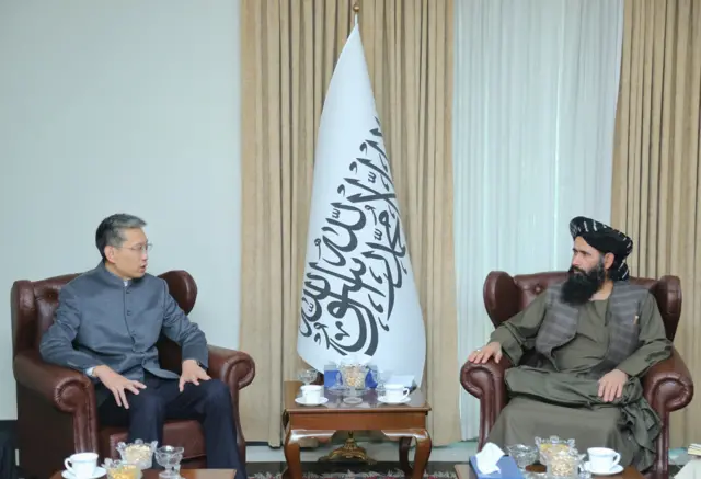 د طالبانو حکومت د بهرنیو چارو مرستیال وزیر محمد نعیم له چینايي سفیر سره.