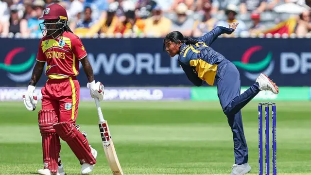 බටහිර ඉන්දීය කොදෙව් කණ්ඩායම සමග පැවති T20 තරගයේදී පන්දු යවන නිමේෂා මදුශානි