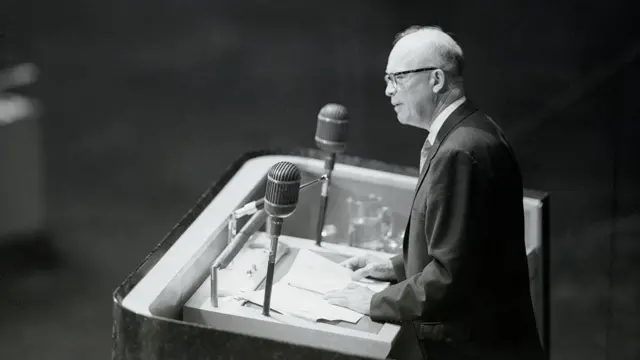 A black and white picture shows US President wight Eisenhower dey speak at di UN for December 1953