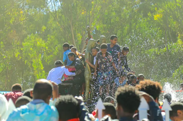 ሃይማኖታዊ ቡራኬ ምስ ተገብረ፡ ሰባት ዝተቐደሰ ማይ ይንጸገሎም