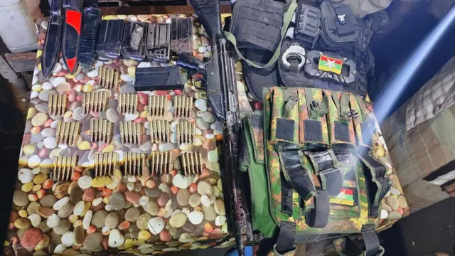 ဇီးကုန်း၊ KTV တိုက်ခိုက်မှုကနေ သိမ်းဆည်းရရှိခဲ့တဲ့ လက်နက်တွေလို့ နတ်စစ်သည်တပ်ဖွဲ့က ထုတ်ပြန်လာတဲ့ပုံ