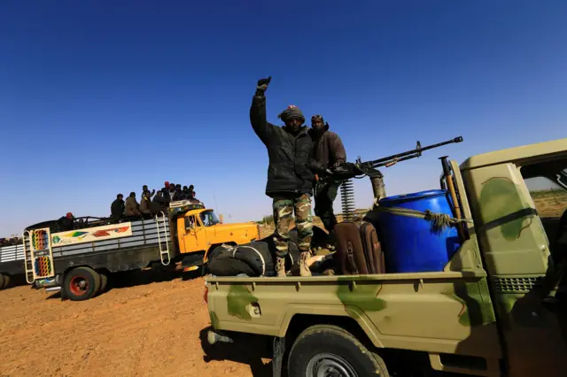 ২০২৩ সালের এপ্রিল মাসে আরএসএফ সেনাদের সুদানের বিভিন্ন জায়গায় পাঠানোর সিদ্ধান্ত নেওয়া হয়। এই সিদ্ধান্তকে সেনাবাহিনী হুমকি হিসেবে দেখে।