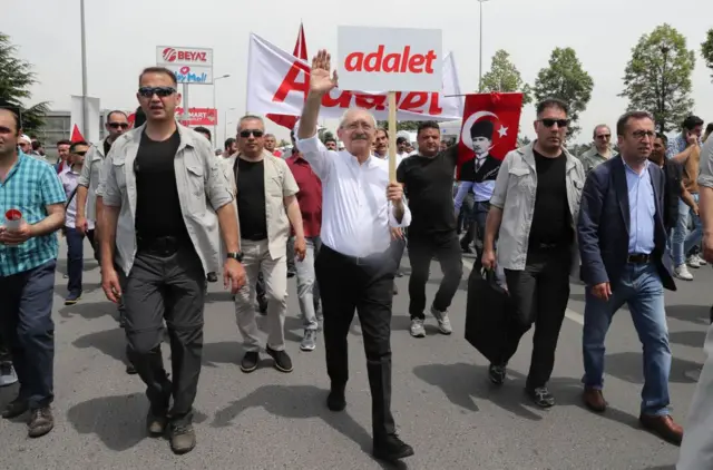 Kılıçdaroğlu 2017'da Adalet Yürüyüşü'nü gerçekleştirdi. Fotoğrafta elindeki Adalet yazılı dövizle yürüyen Kılıçdaroğlu görülüyor. 