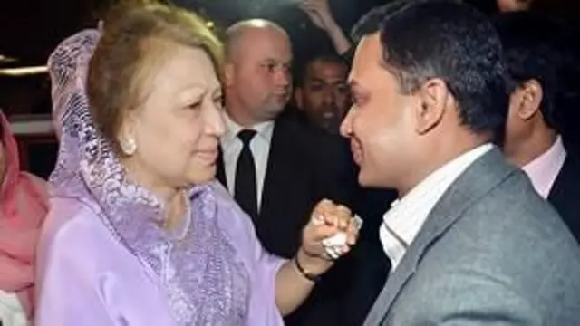 লন্ডনে এক ঘনিষ্ঠ মুহুর্তে খালেদা জিয়া ও তারেক রহমান। ফাইল চিত্র।