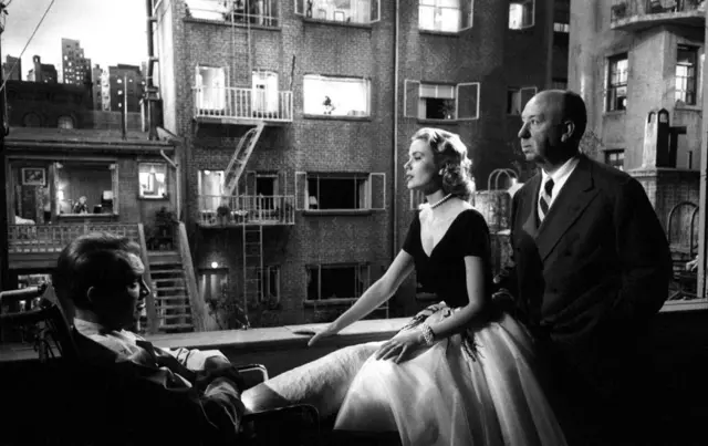 Os atores Grace Kelly e Jimmy Stewart com o diretor Alfred Hitchcock no set de filmagem do filme 'Janela Indiscreta', em novembro de 1953, em Los Angeles, nos EUA.