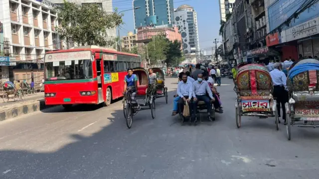 অনেকে রিক্সা-ভ্যানে করে গন্তব্যের উদ্দেশ্যে যাচ্ছেন