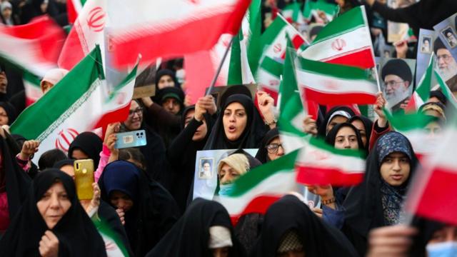 Pessoas se reuniram no Mausoléu de Ruhollah Khomeini em Teerã em 1º de fevereiro para celebrar o 45º aniversário da revolução