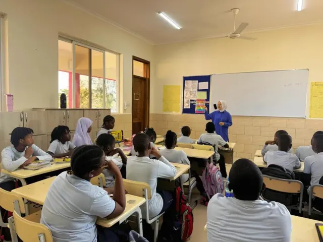 Альбина Танзаниядагы классында сабак берип жатат