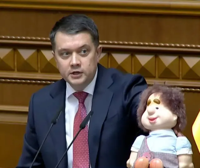 Разумков тримає ляльку Карлсона