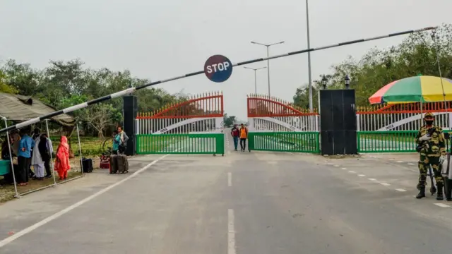 লাবান্ধার অপরদিকে ফুলবাড়ি সীমান্ত বন্দর নেপাল-বাংলাদেশ সূতা বাণিজ্যে ব্যবহারের অনুমতি দিয়েছে ভারত