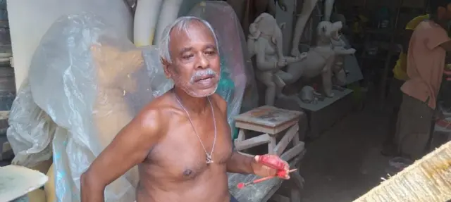 শিল্পী ভবতোষ পাল মনে করেন পুরুষের তুলনায় নারী প্রতিমা শিল্পী কম হওয়ার একটা কারণ সামাজিক বৈষম্য। 