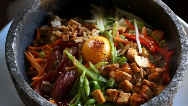 Страва зі свининою, китайською ковбасою, куркою, спеціальним рисом, морквою, кабачками, червоним болгарським перцем, стручковим горошком, зеленою цибулею, білим кунжутом та яєчним жовтком 